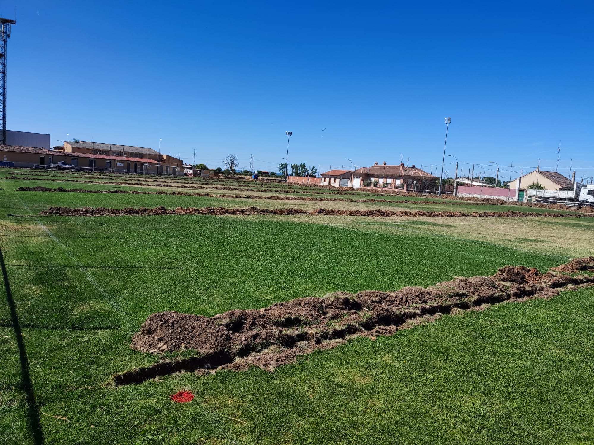 Obras para la implantación de la red de riego en el Prado de Abajo. |A. RODRÍGUEZ