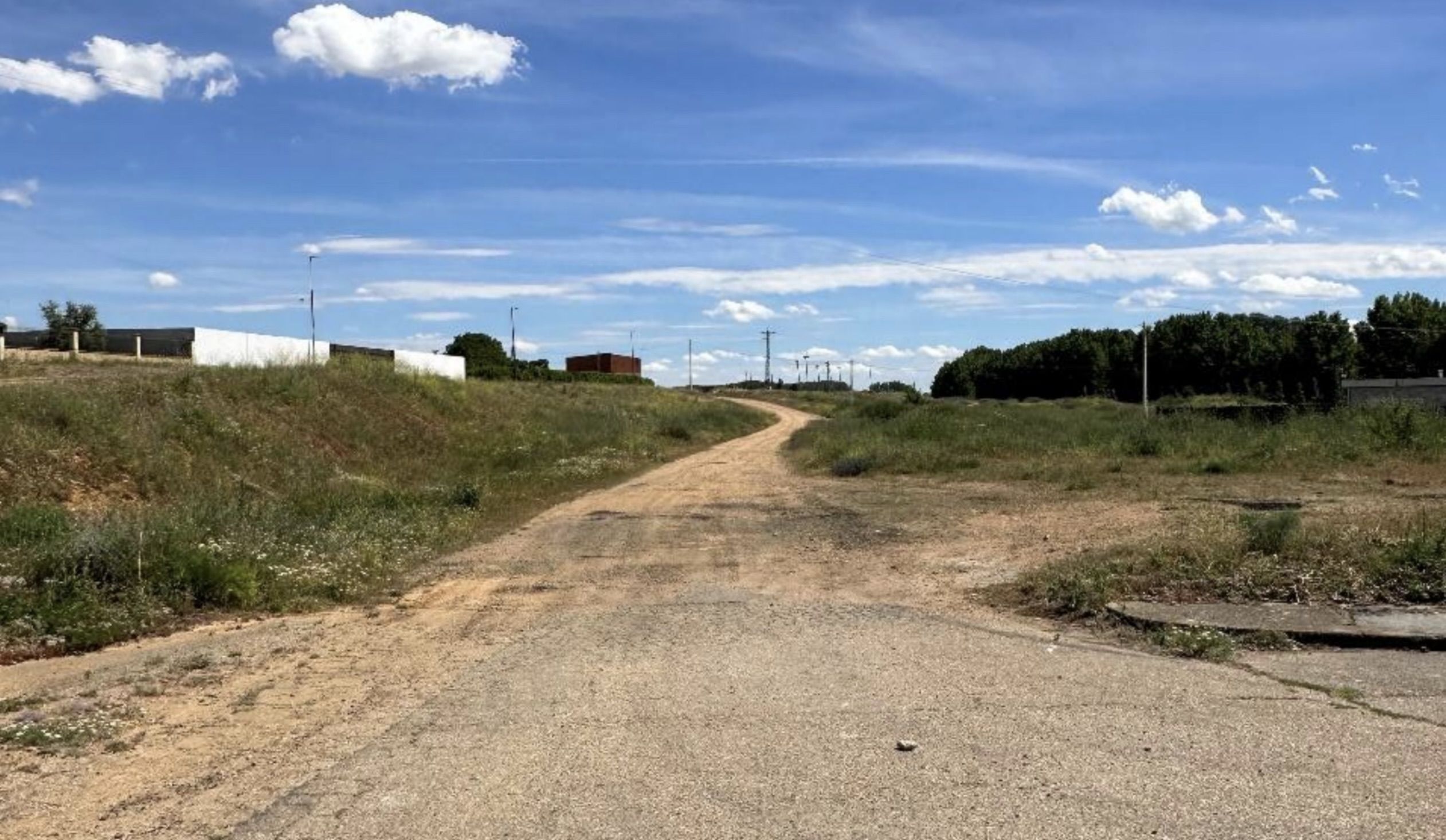 Laguna de Negrillos renovará el saneamiento y la Una de las calles de Laguna de Negrillos que será renovada y pavimentada. | L.N.C.