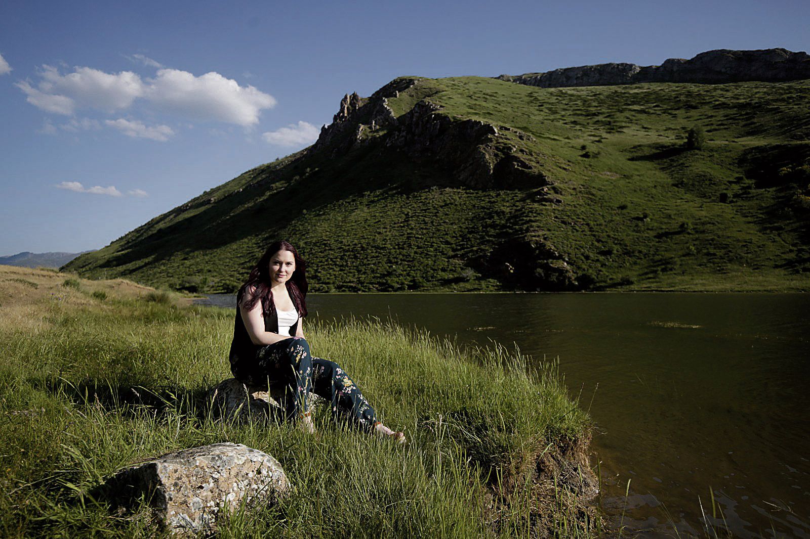 Mercedes Fisteus junto al lago que centra la trama. | FERNANDO OTERO