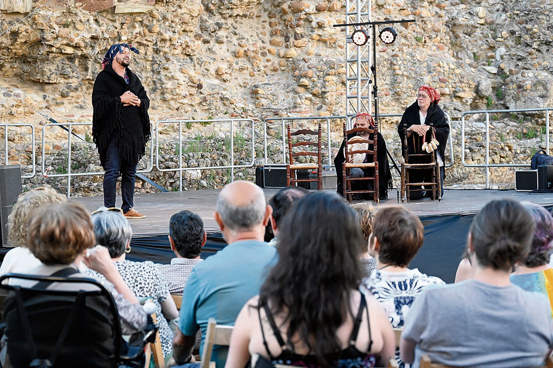 ‘Tres vellas na romería’, de Kico Cadaval, Guti y Sanmartín, abrió ‘Roma en el espejo’. | SAÚL ARÉN