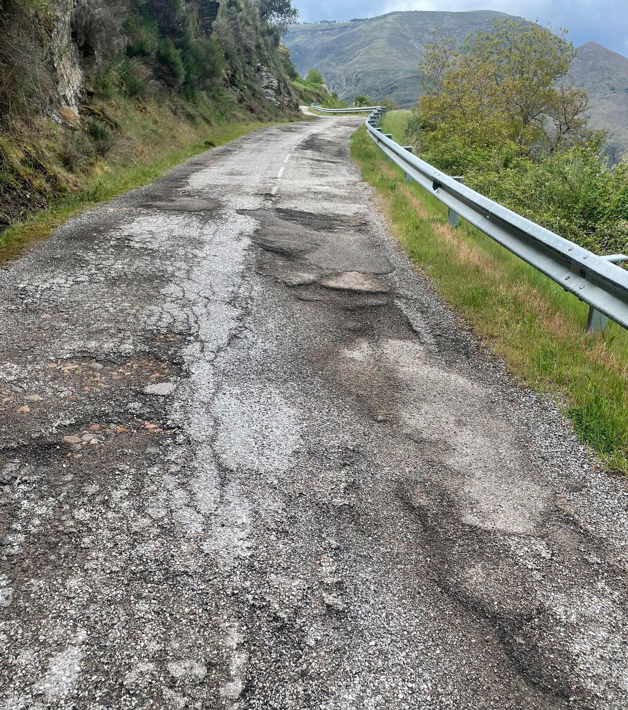 Aspecto deteriorado que presentan las carreteras de La Cabrera. | L.N.C. Aspecto deteriorado que presentan las carreteras de La Cabrera. | L.N.C.