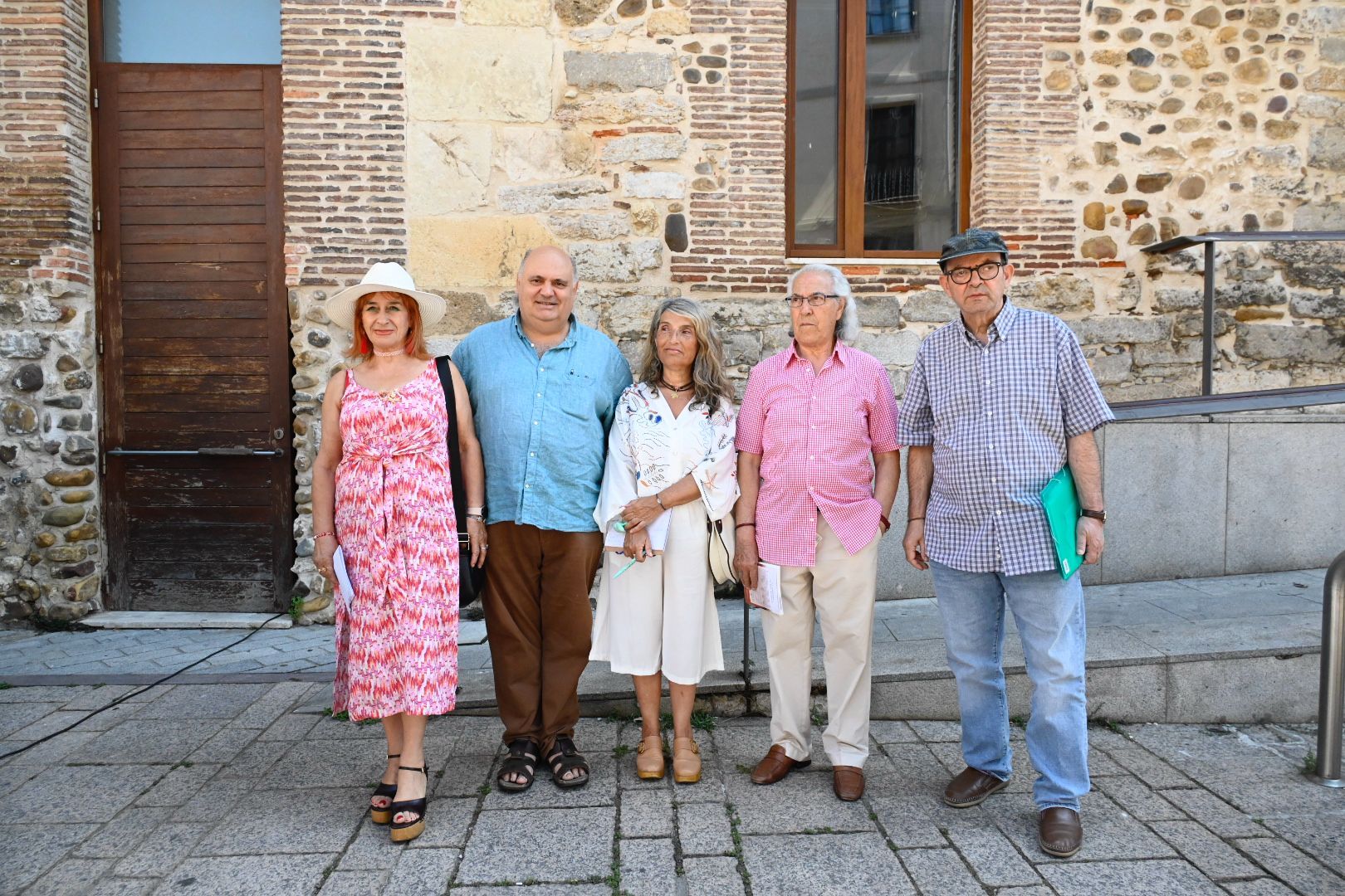 La escritora Nuria Viuda, junto a los escritores leoneses que acompañaron la lectura pública de la cuarta edición de  “Un océano en mí” | SAÚL ARÉN
