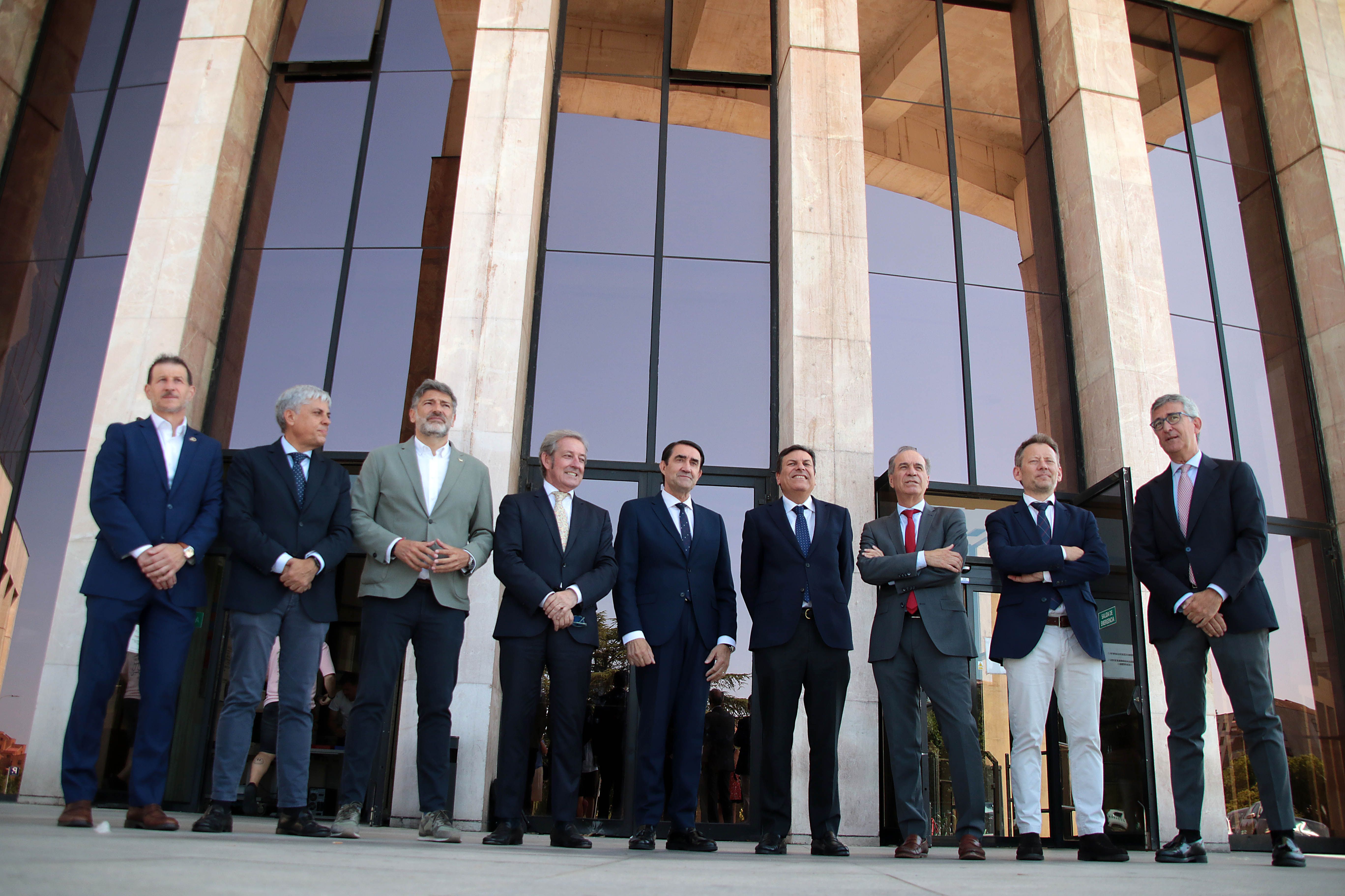 Representantes de la Junta de Castilla y León mantienen una reunión con el sector empresarial. |PEIO GARCÍA / ICAL