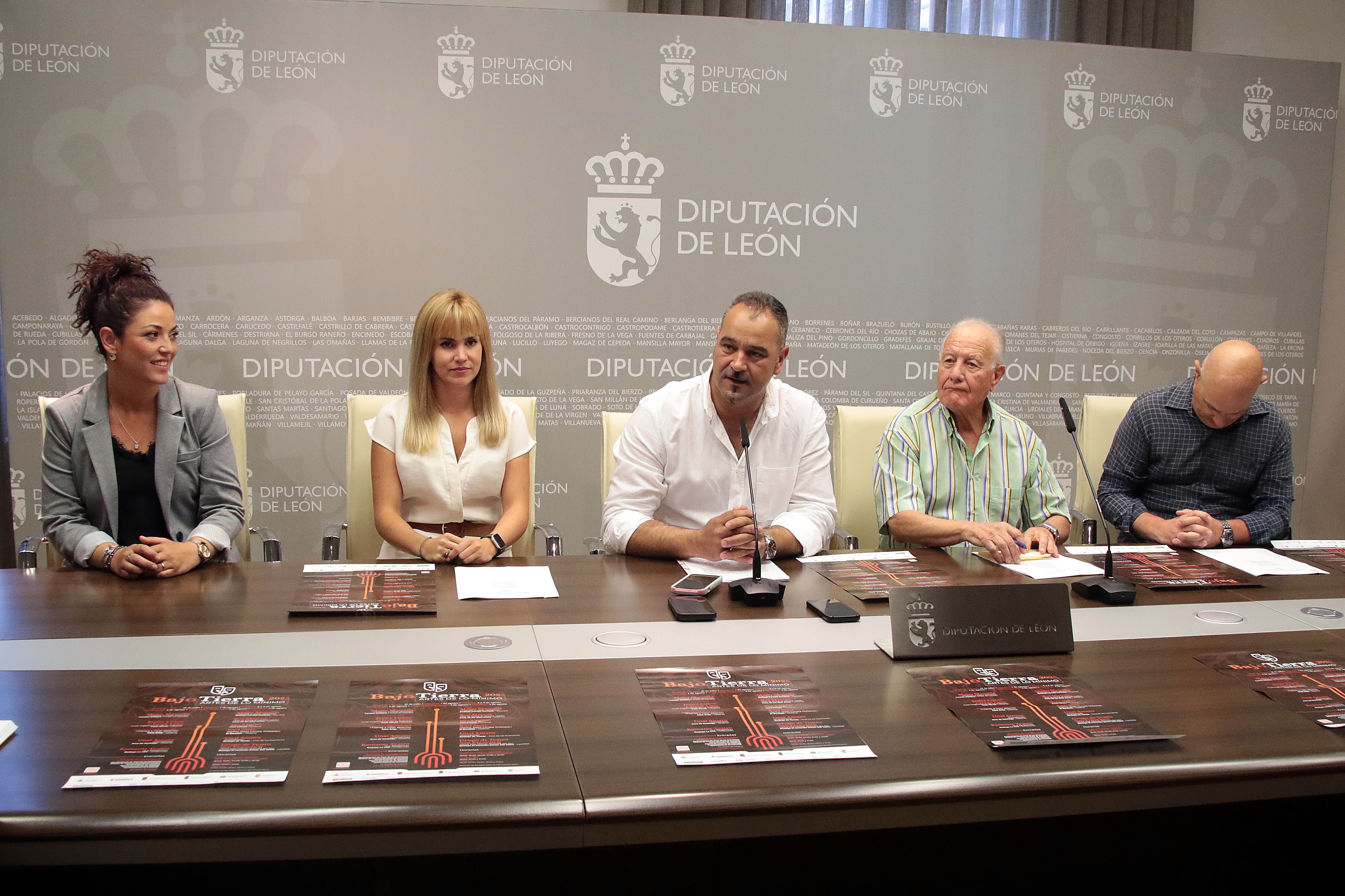 Representantes de los ayuntamientos, Diputación y Eje Producciones, en la presentación. | PEIO GARCÍA (ICAL)