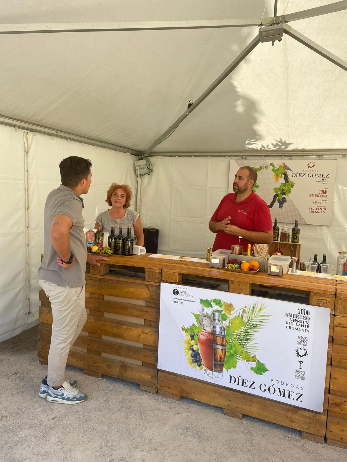 Uno de los puestos de la feria del vermú del año pasado. | L.N.C