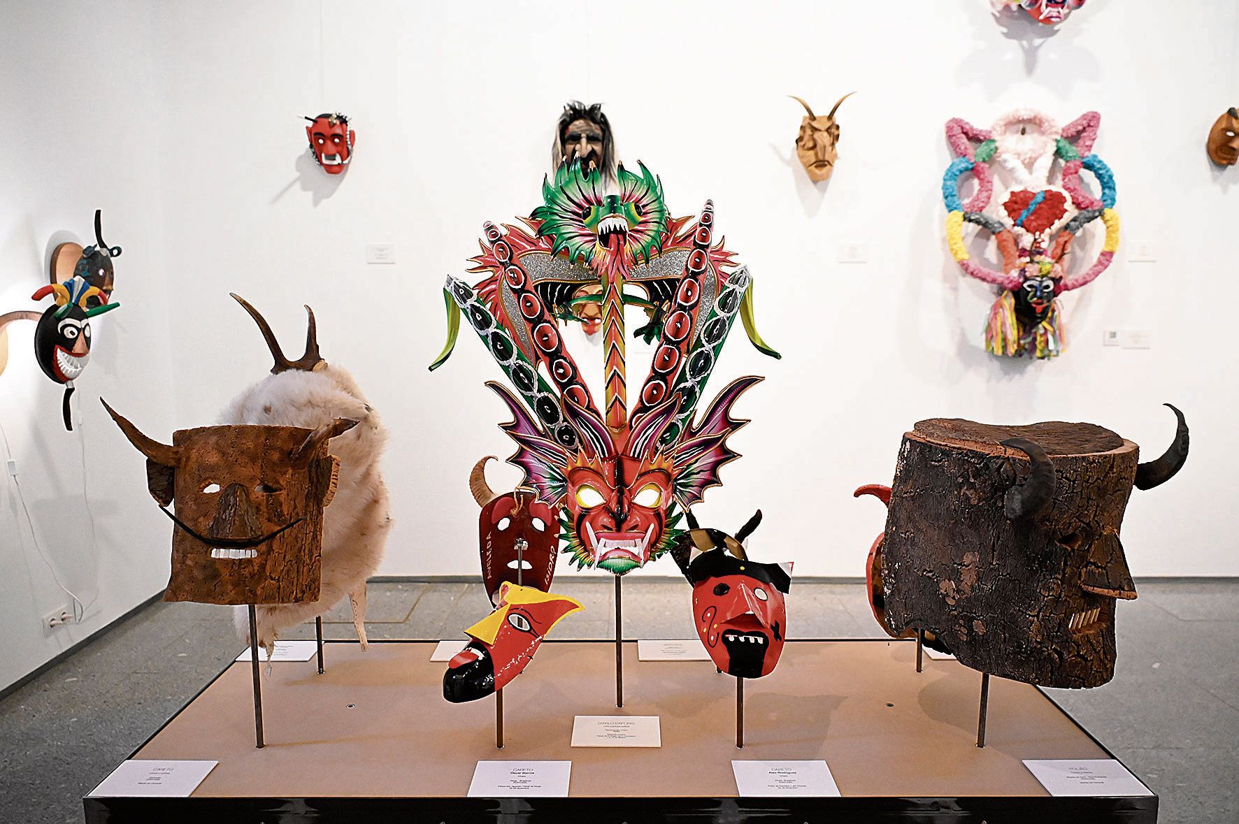 Máscaras llegadas desde diferentes países pueden disfrutarse en la exposición en el Museo de los Pueblos, en Mansilla. | SAÚL ARÉN