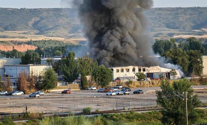 Incendio en una empresa de baterías de litio y de pilas en Azuqueca de Henares. | Europa Press