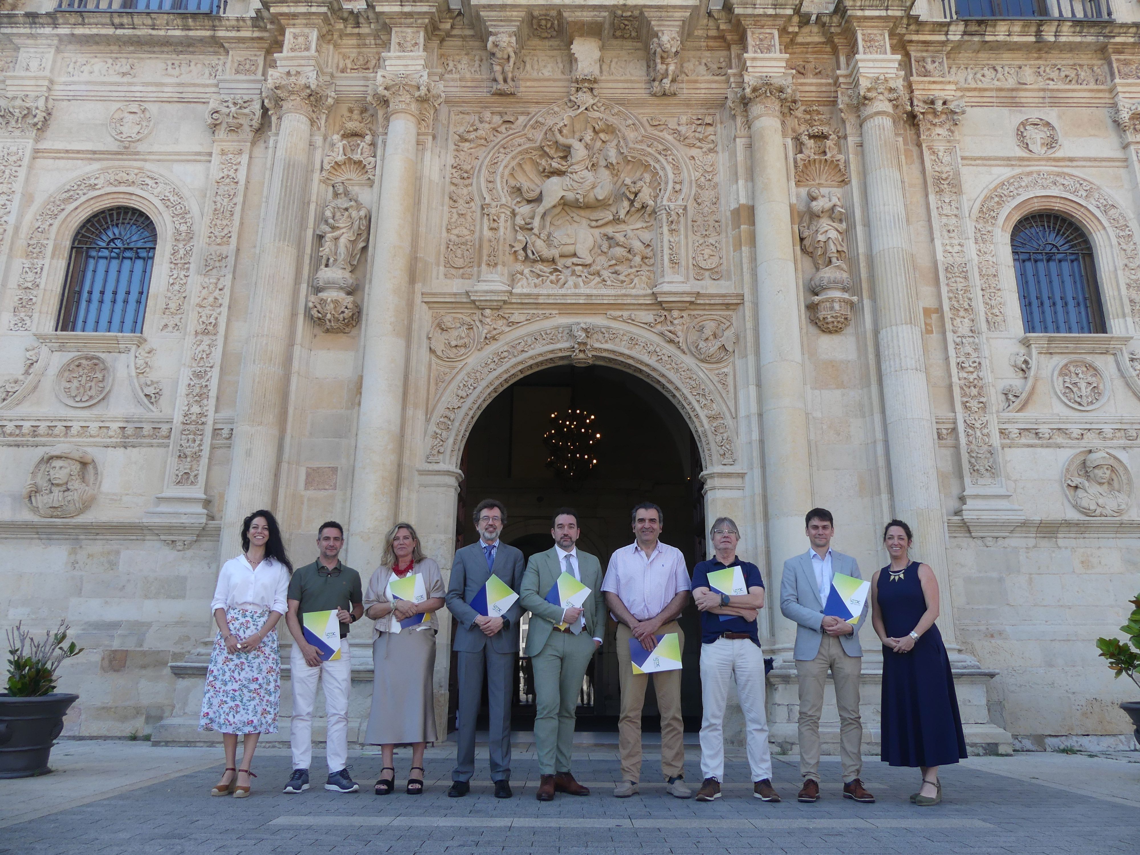 Miembros de la Junta Directiva del clúster ISMC en la portada del Parador de León. | L.N.C.