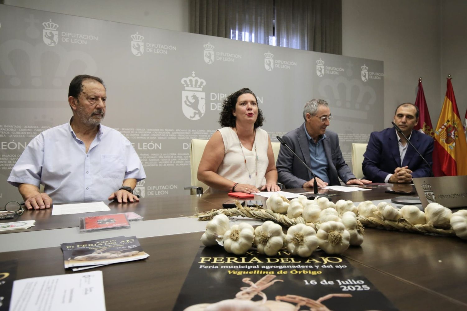 Irene González, el alcalde José Manuel Acebes, Balbino Santos y Luis Longoria en la presentación la Feria del Ajo de Veguellina | FERNANDO OTERO