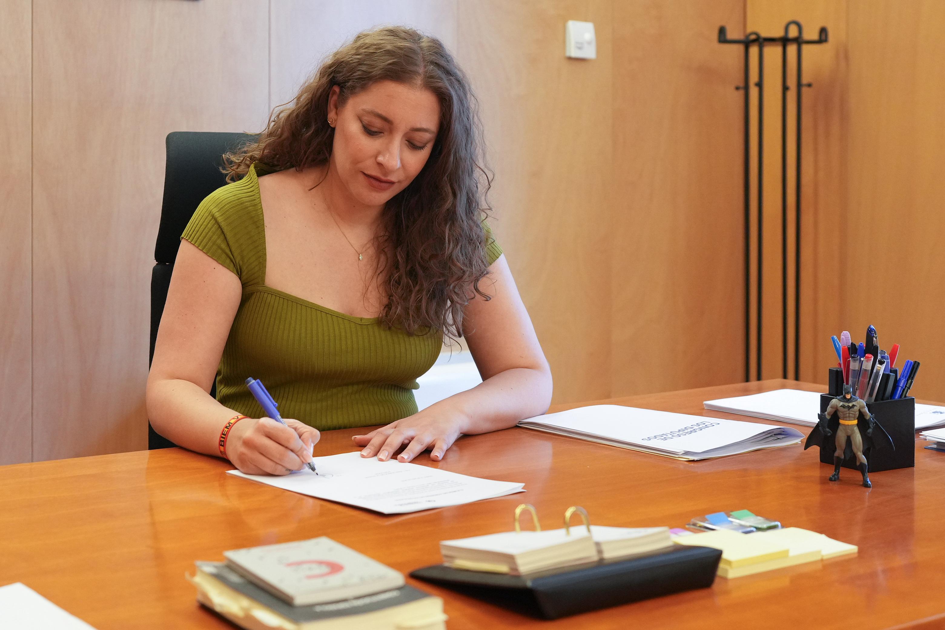Ester Muñoz firmando la primera PNL, con reivindicación de los proyectos pendientes en León. | L.N.C.