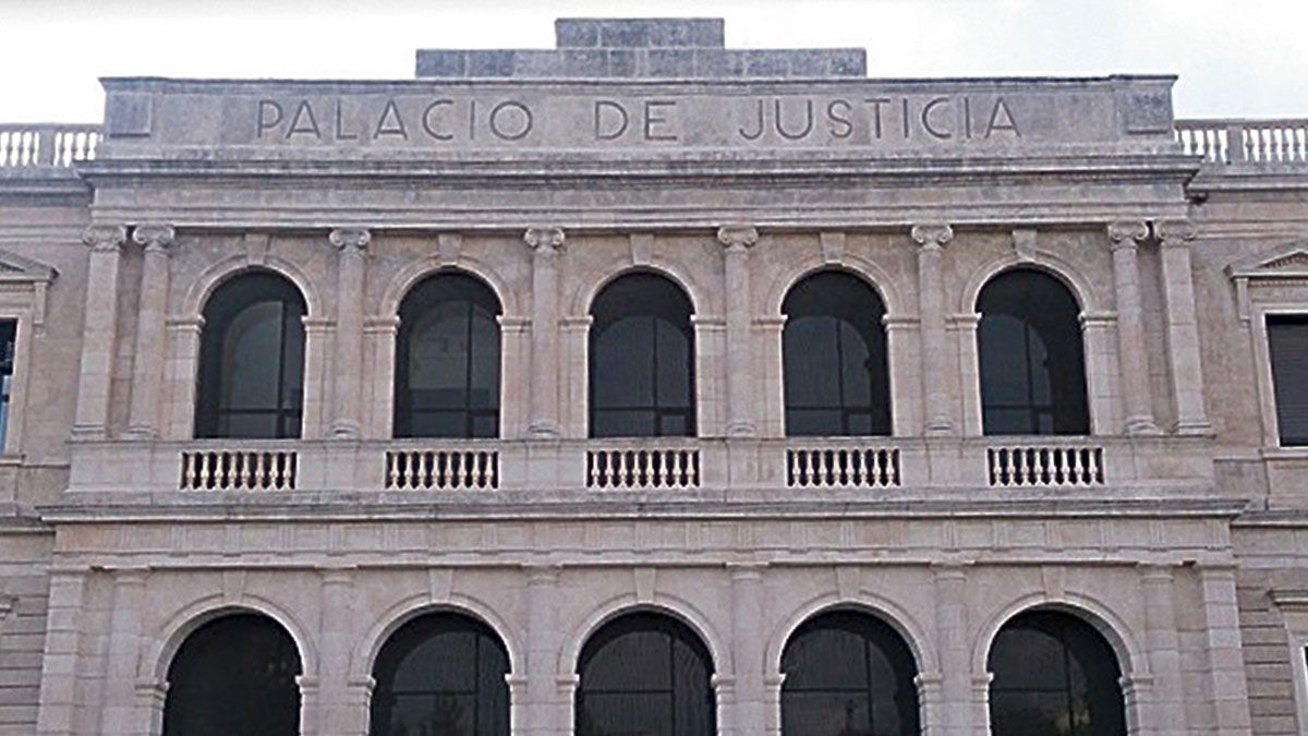 Las tres condenadas por el asesianto de Isabel Carrasco, durante el juicio que se celebró en la Audiencia Provincial de León hace 6 meses, y el abogado Fermín Guerrero. | JAVIER CASARES (EFE)