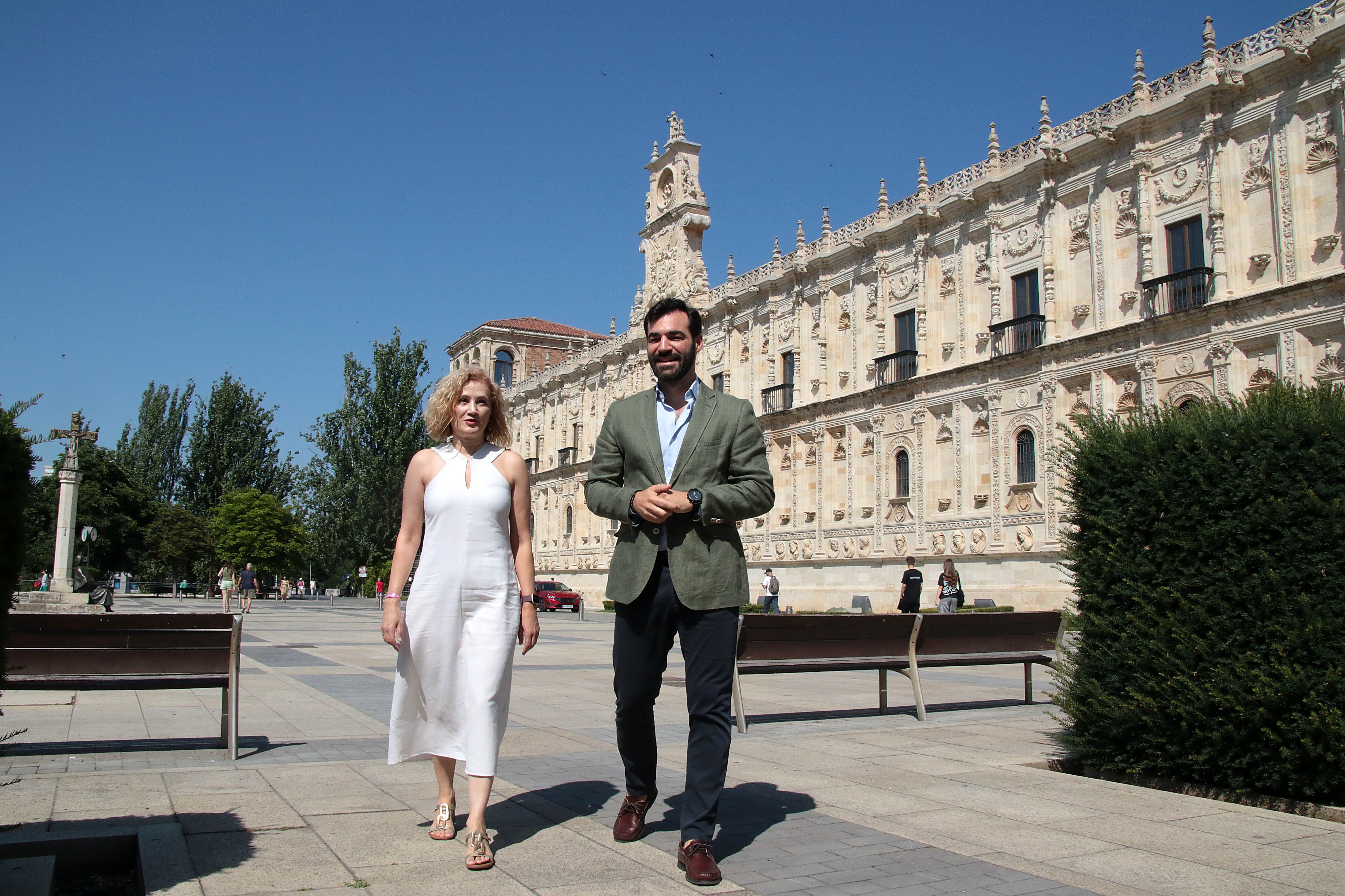 La diputada Silvia Franco visitó este jueves el Parador de León, junto al portavoz municipal, David Fernández. | ICAL