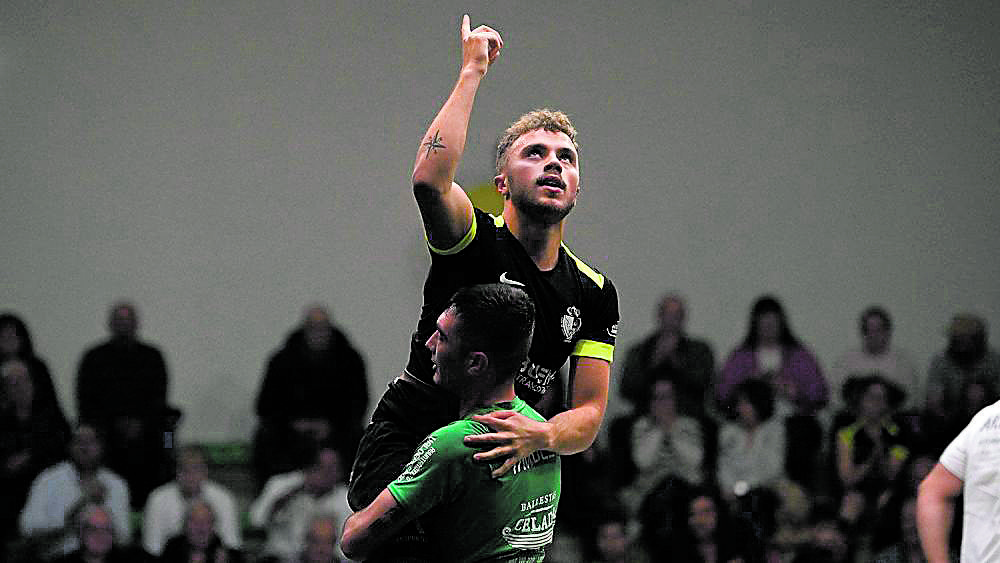 Florián, levantado por Mondelo, dedica la Liga 2024 a su abuela Maruja. SAÚL ARÉN