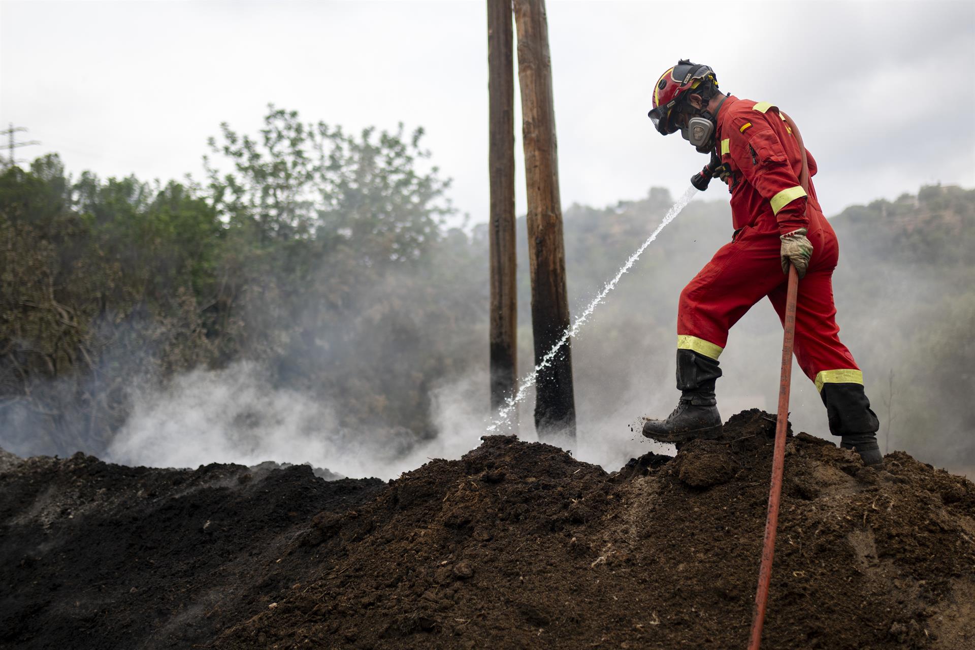 Efectivos de la UME trabajan en una zona afectada por el incendio. | EUROPA PRESS