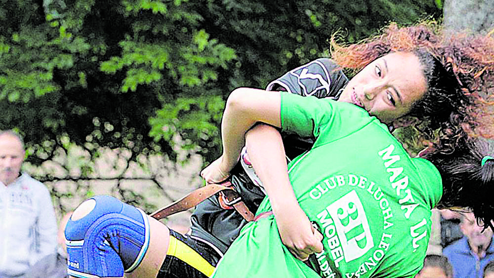 Edi García lleva muchos años por los corros, en la foto con Marta MAURICIO PEÑA