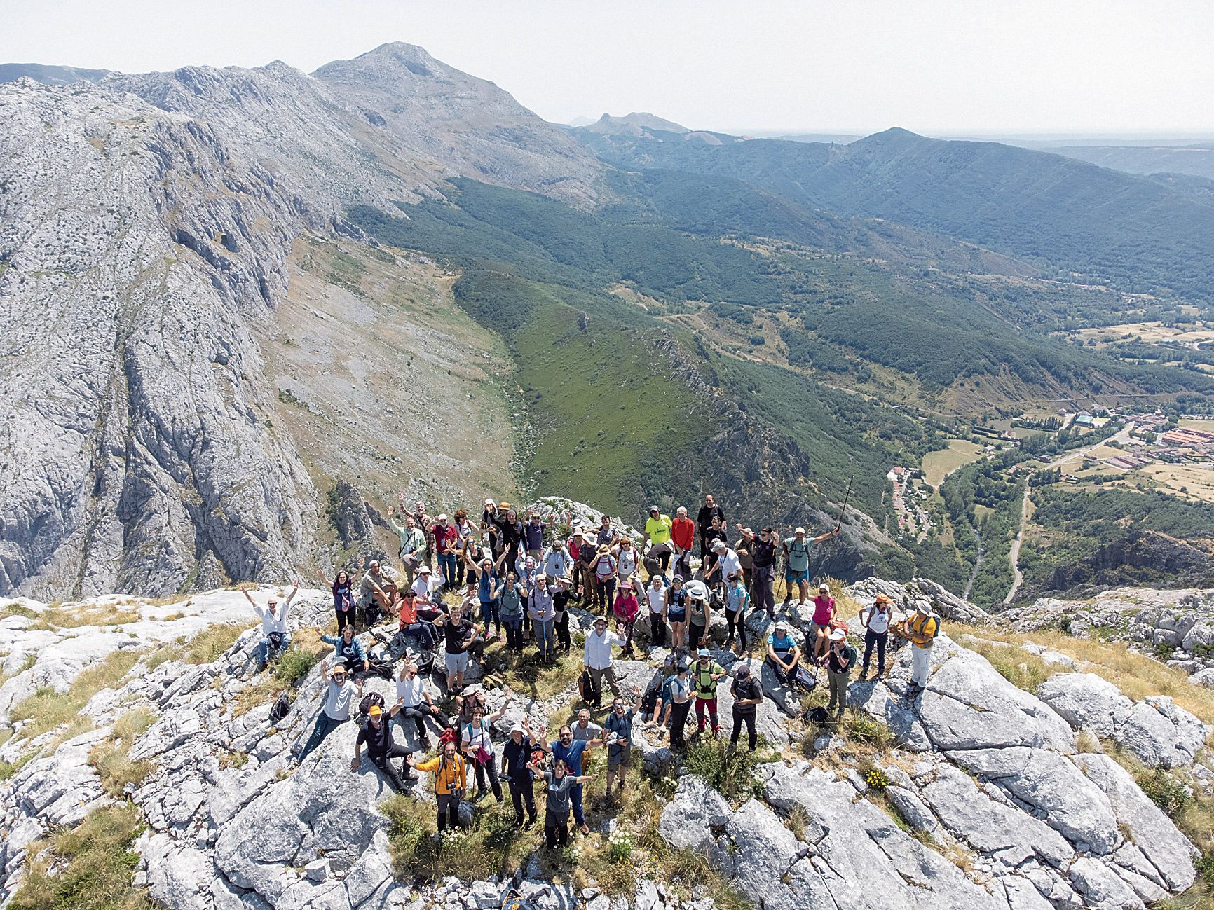 El grupo en la cumbre de Valporquero. | VICENTE GARCÍA