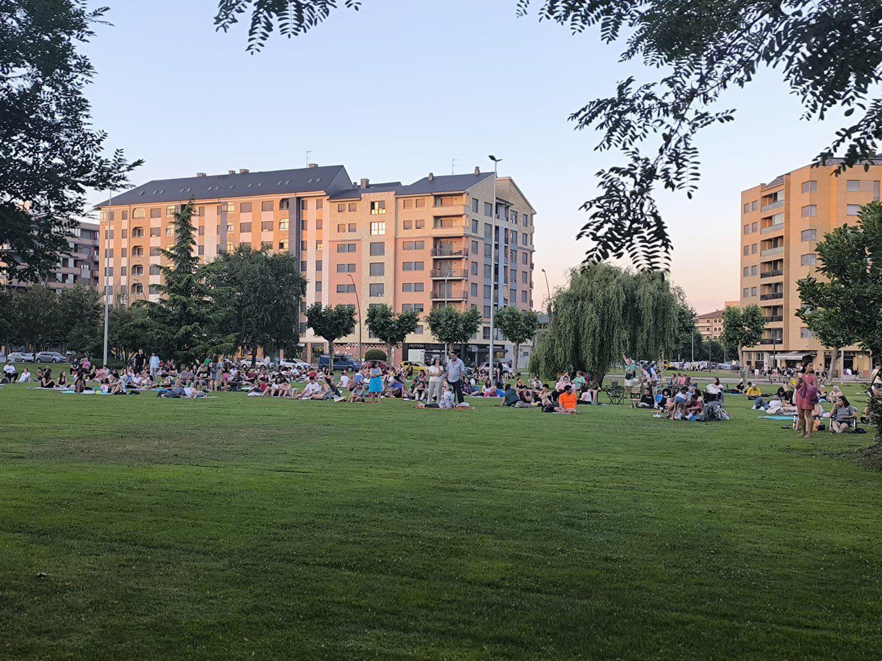 Una imagen veraniega en el parque de La Palomera. | AYTO. DE LEÓN