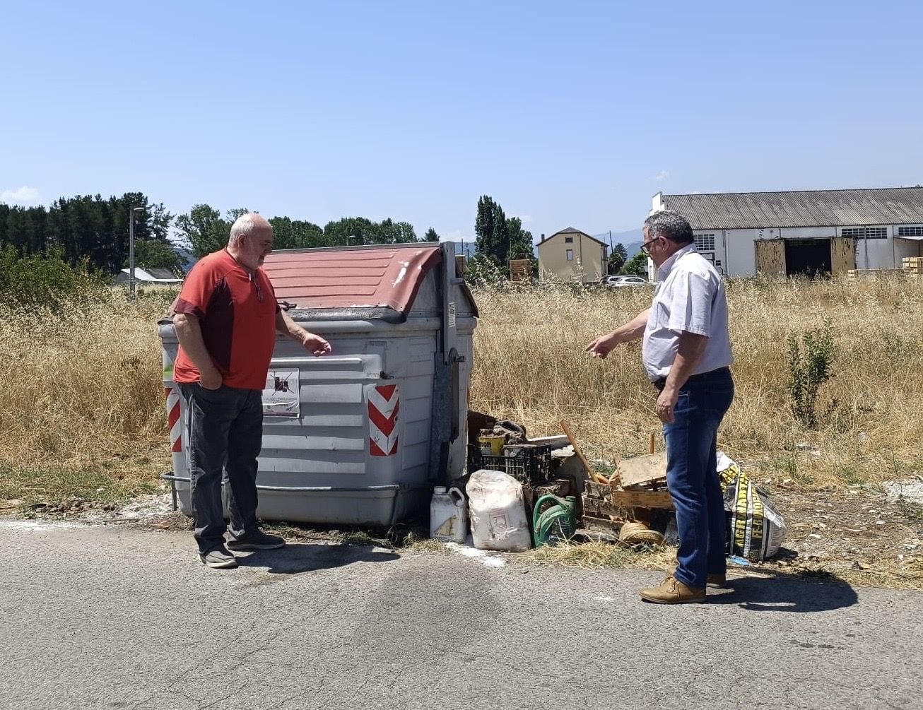 Vertidos ilegales fuera del contenedor.