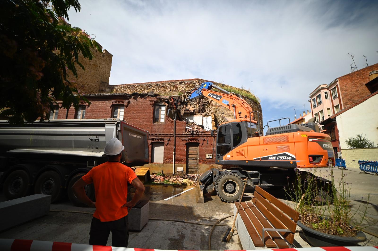 Derribo de la casa de la avenida de Los Cubos. | SAÚL ARÉN