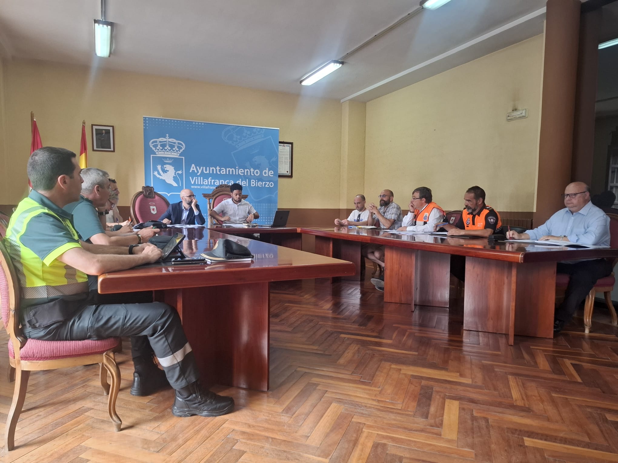 Junta Local de Seguridad en el Ayuntamiento de Villafranca del Bierzo. Junta Local de Seguridad en el Ayuntamiento de Villafranca del Bierzo.