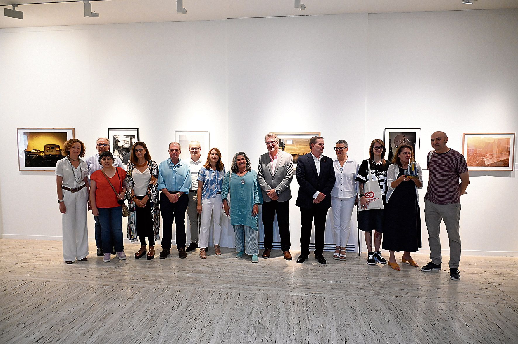 Foto de familia de los fotógrafos premiados junto a los directivos de la Cámara de la Propiedad Urbana de León. | REPORTAJE GRÁFICO DE SAÚL ARÉN