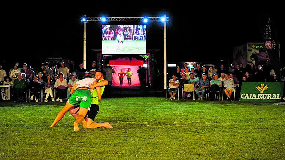 El corro nocturno está diseñado especialmente para su retransmisión televisiva. | F. FERNÁNDEZ El corro nocturno está diseñado especialmente para su retransmisión televisiva. | F. FERNÁNDEZ