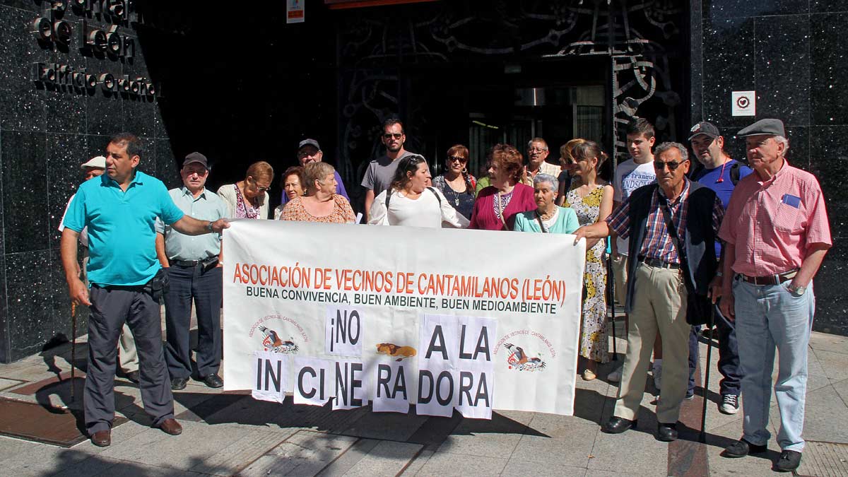 Concentración de vecinos de Cantamilanos en la puerta del Consistorio de León. | ICAL