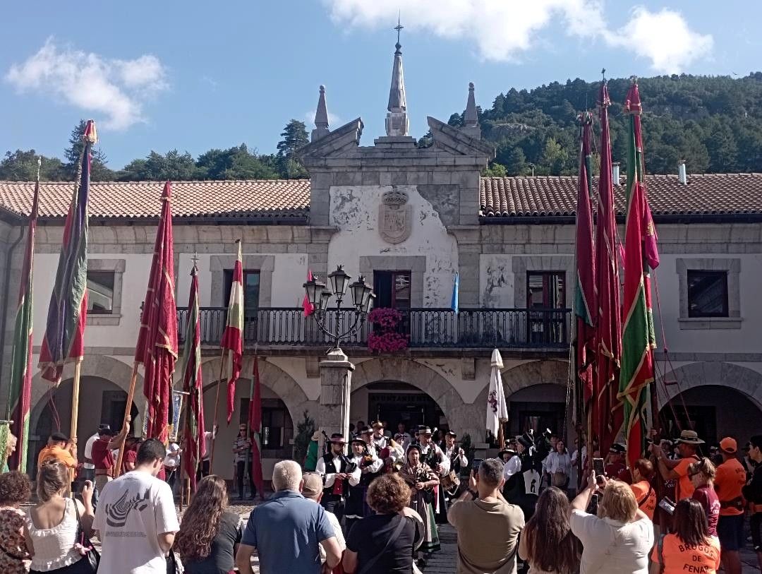 Pendones del Reino de León y música tradicional abrieron esta jornada de convivencia en Gordón. | E. NIÑO
