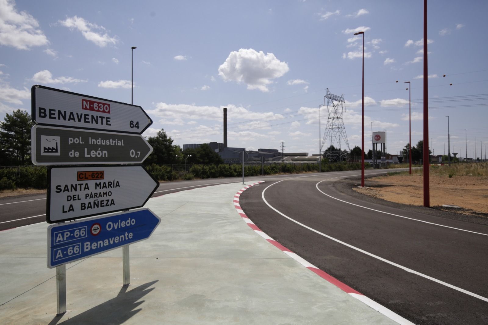 Aspecto que presenta la intersección entre las carreteras N-630 y CL-622, junto al polígono industrial de León. | FERNANDO OTERO