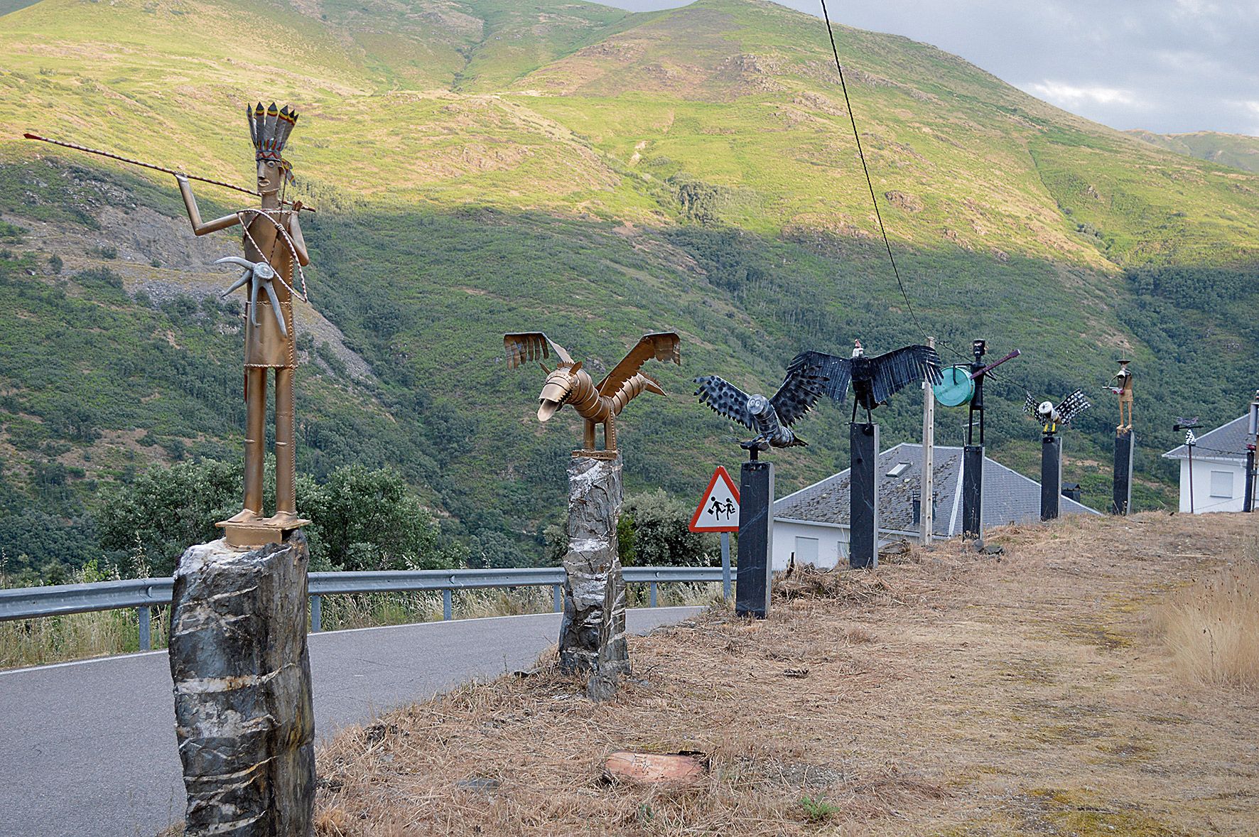 Fila de esculturas ‘de reciclaje’ aprovechando su oficio de soldador en plataformas petrolíferas. | FULGENCIO FERNÁNDEZ Fila de esculturas ‘de reciclaje’ aprovechando su oficio de soldador en plataformas petrolíferas. | FULGENCIO FERNÁNDEZ