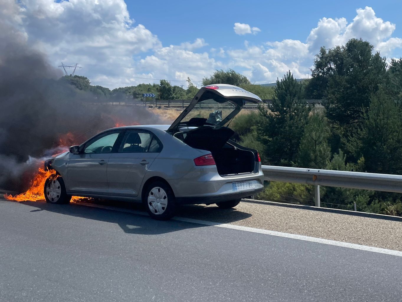 Incendio de un vehículo en la A-6 en el puerto del Manzanal. | L.N.C.