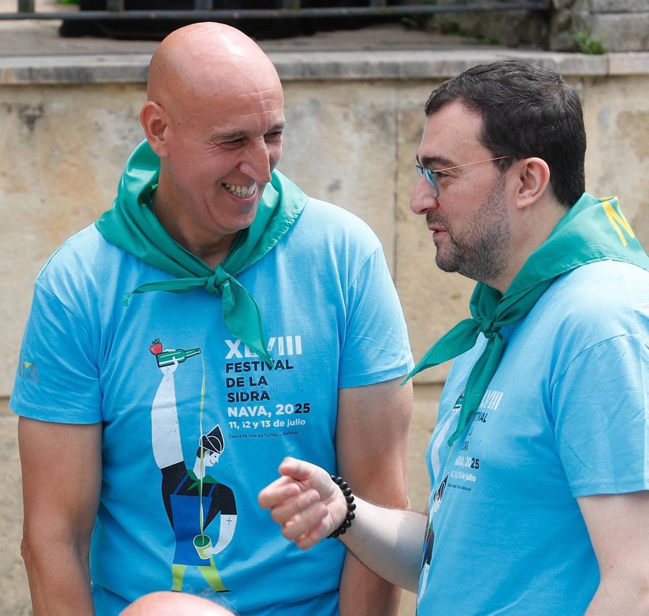 José Antonio Diez, alcalde de León, en la feria de la sidra de Nava junto al presidente del Principado, Adrián Barbón. | JA DIEZ