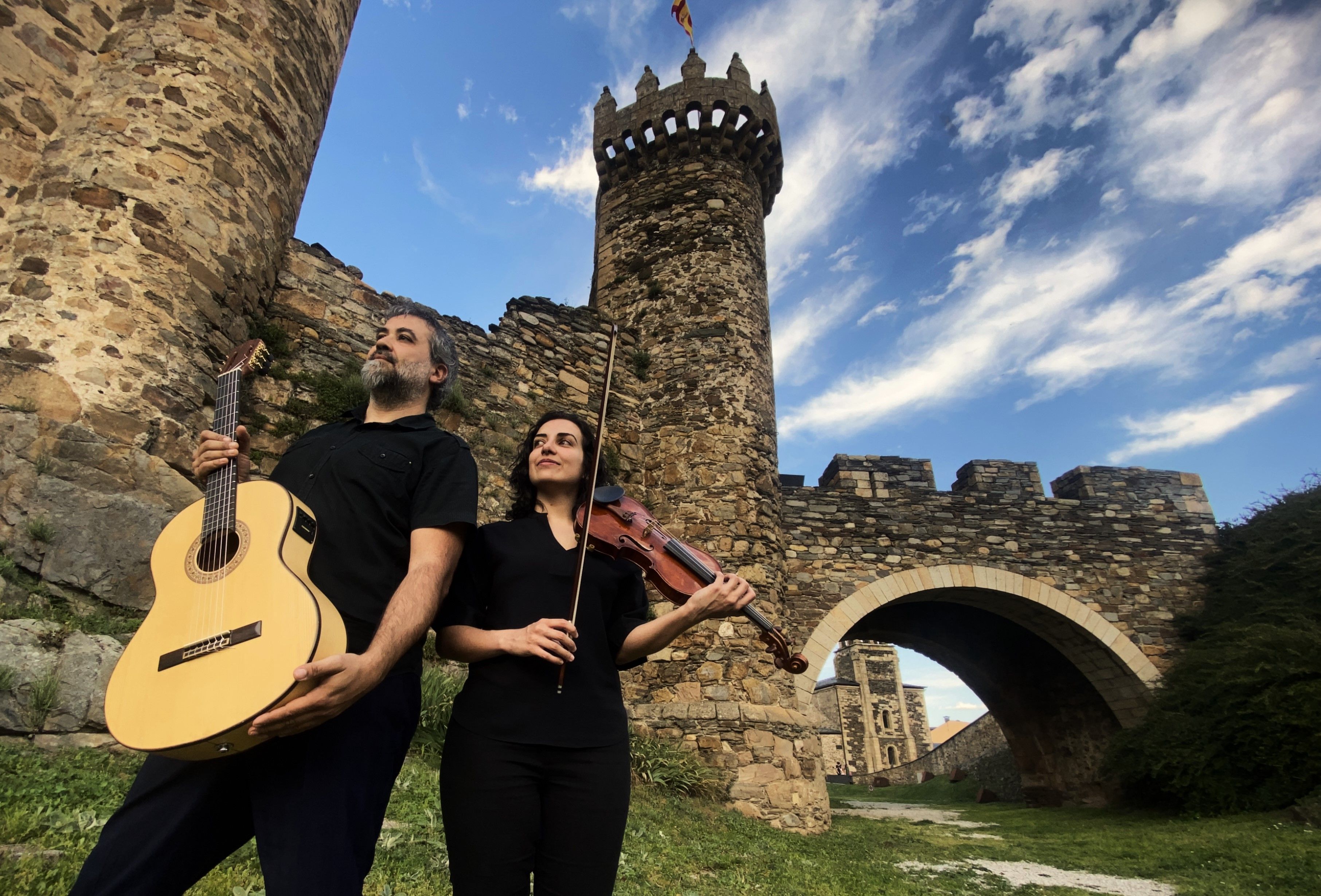 Lindelor Maenor, el dúo formado por el guitarrista Alejandro Díaz y la violinista Lucía Iglesias.
