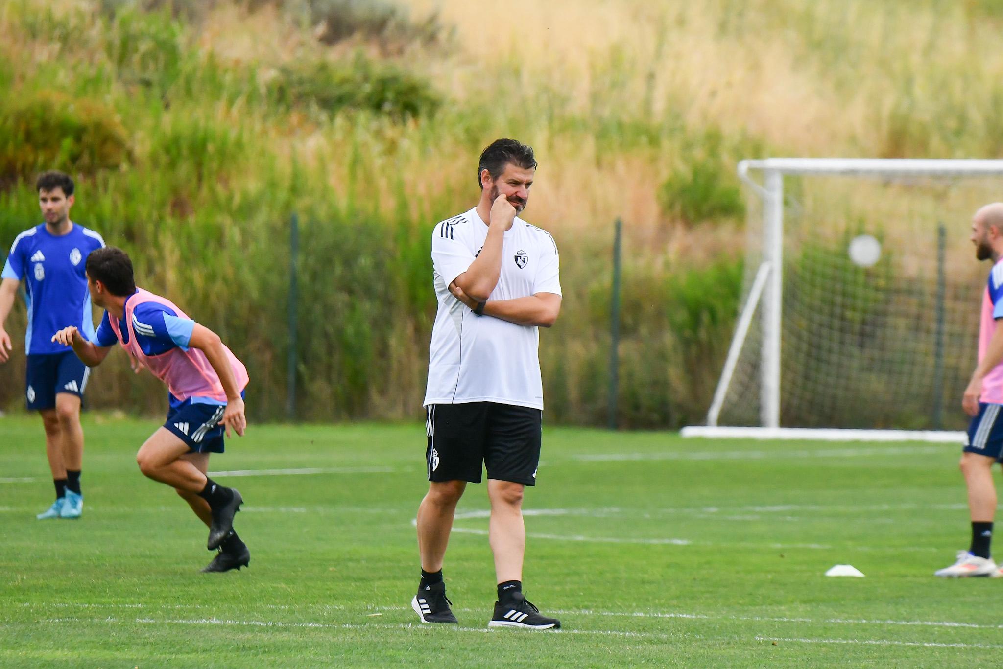 Fer Estévez empezó la pretemporada como nuevo técnico de la Ponferradina. QUINITO   EBD