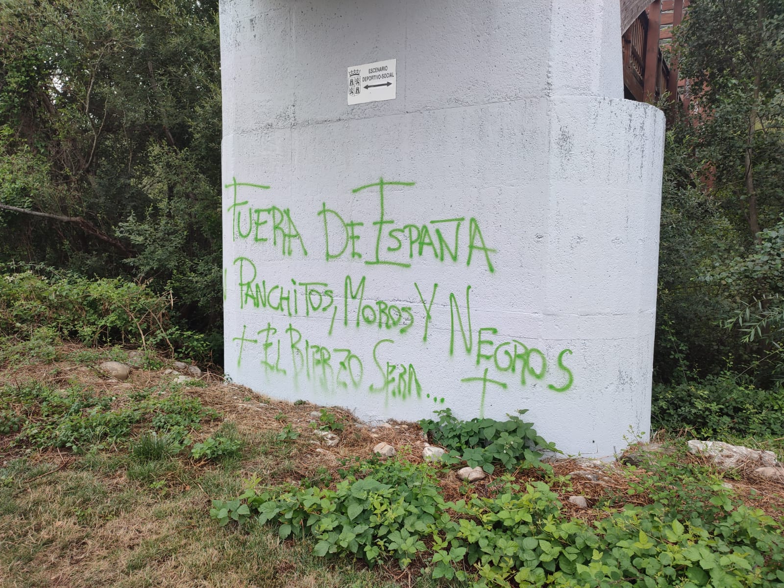 Pintadas racistas que aparecieron en Ponferrada.