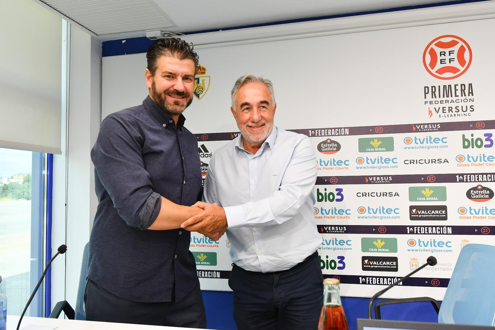 Uno de los momentos de la presentación de Fer Estévez como nuevo técnico de la Ponferradina. QUINITO   EBD