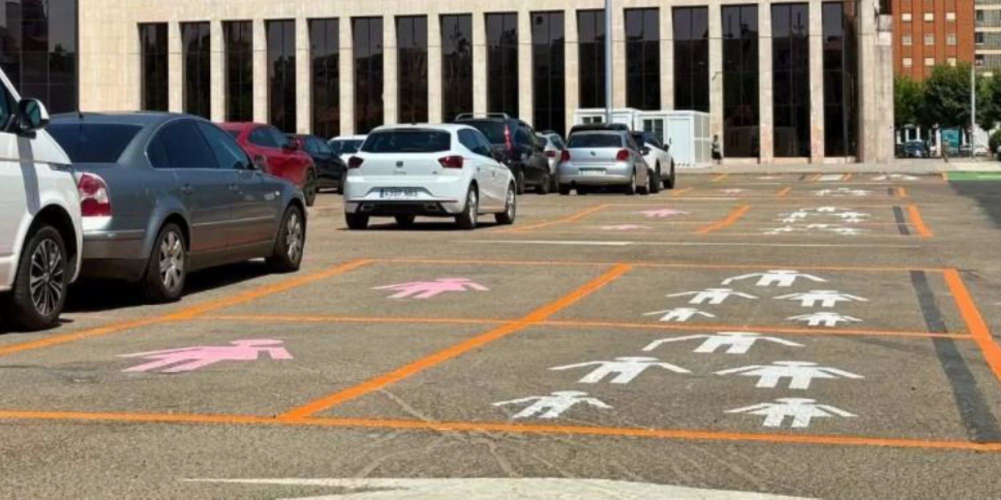  Plazas de aparcamiento “reservadas para mujeres” en la Explanada de los Pendones | L.N.C