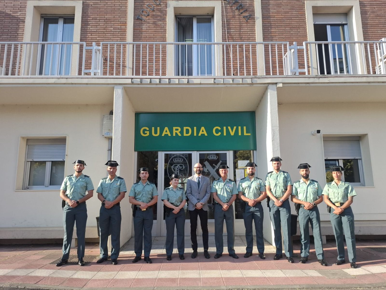 Los nuevos becarios de la Guardia Civil junto al subdelegado del Gobierno en León, Héctor Alaiz |LNC
