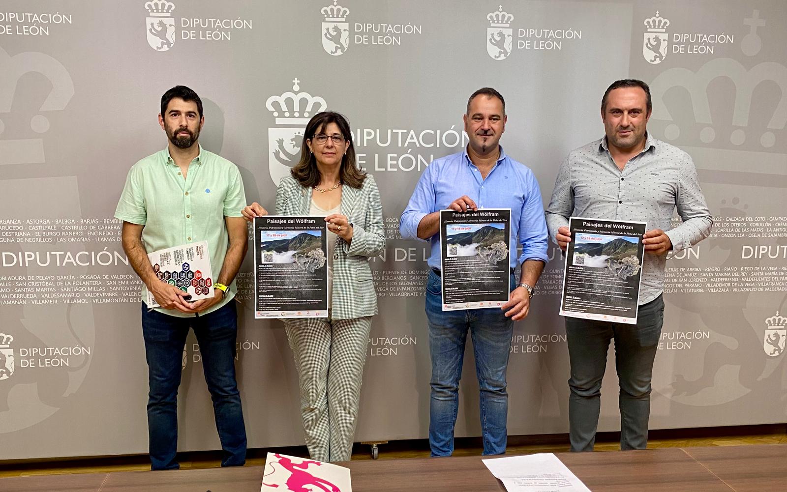 El docente Javier Lozano, la vicerrectora Raquel Domínguez, el diputado Emilio Martínez, y el alcalde Luis Alberto Arias en la inauguración del curso 'Paisajes del Wolfram'. | L.N.C. El docente Javier Lozano, la vicerrectora Raquel Domínguez, el diputado Emilio Martínez, y el alcalde Luis Alberto Arias en la inauguración del curso 'Paisajes del Wolfram'. | L.N.C.