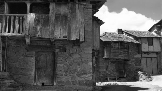 Las casas de dos pisos con corredor voladizo al exterior se extienden por toda la comarca, con diversas soluciones decorativas. OLGA ORALLO Las casas de dos pisos con corredor voladizo al exterior se extienden por toda la comarca, con diversas soluciones decorativas. OLGA ORALLO