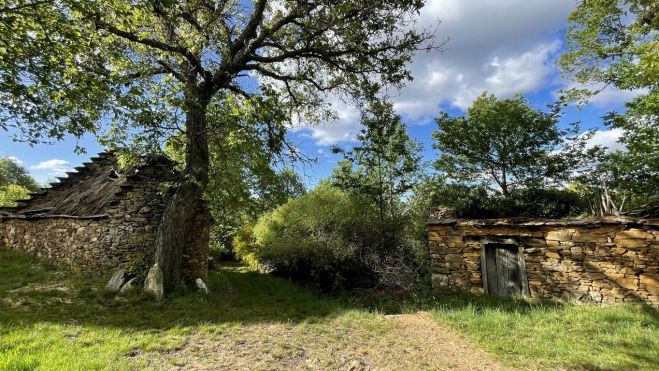 Pajares de heredadas formas ovaladas con cubiertas que combinan la pizarra de la tierra y el bálago de centeno. OLGA ORALLO Pajares de heredadas formas ovaladas con cubiertas que combinan la pizarra de la tierra y el bálago de centeno. OLGA ORALLO