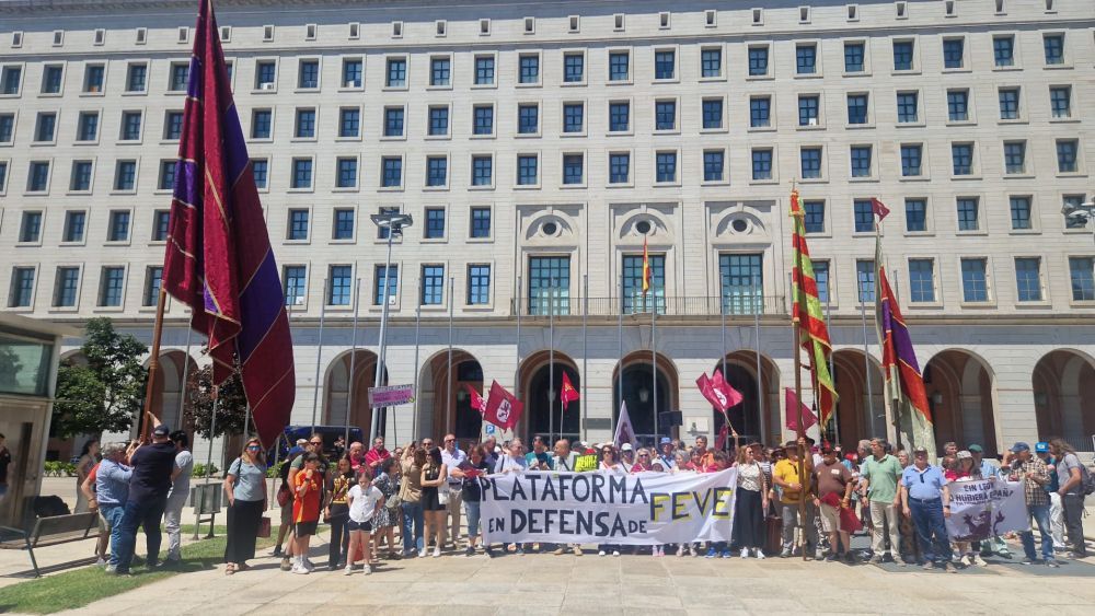 Concentración de la Plataforma en Defensa de Feve ante el Ministerio de Transportes el pasado 7 de junio. | ALFONSO MARTÍNEZ