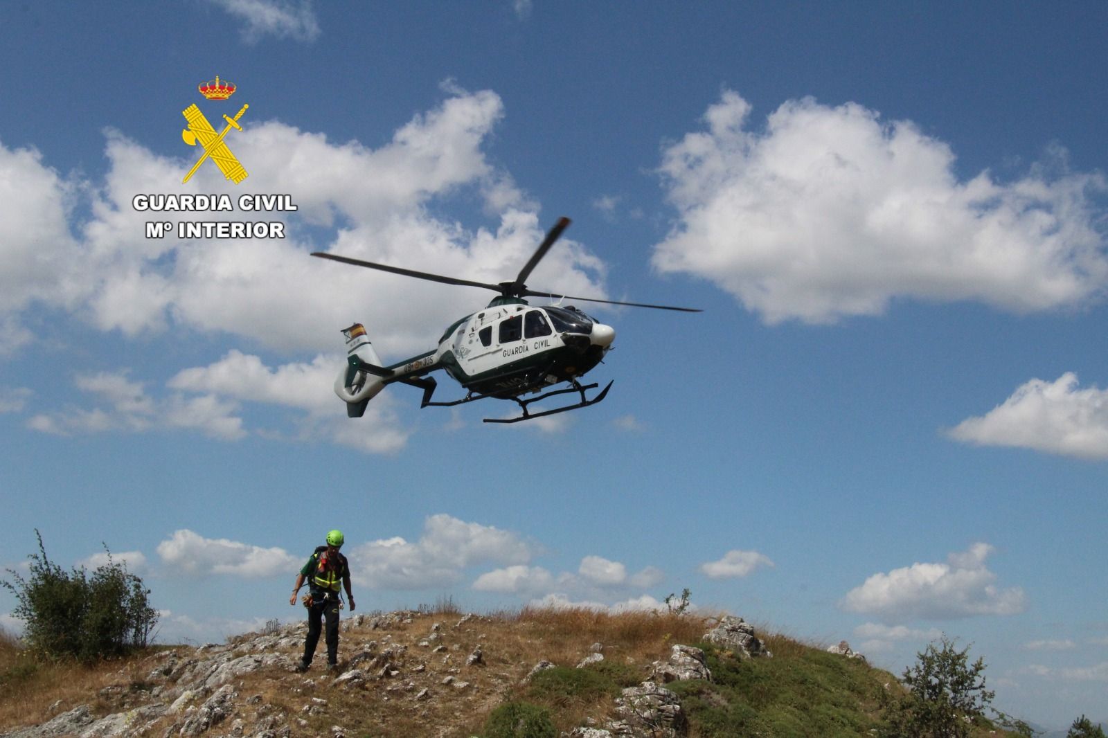 Rescate de una senderista en una imagen de archivo. | GUARDIA CIVIL Rescate de una senderista en una imagen de archivo. | GUARDIA CIVIL