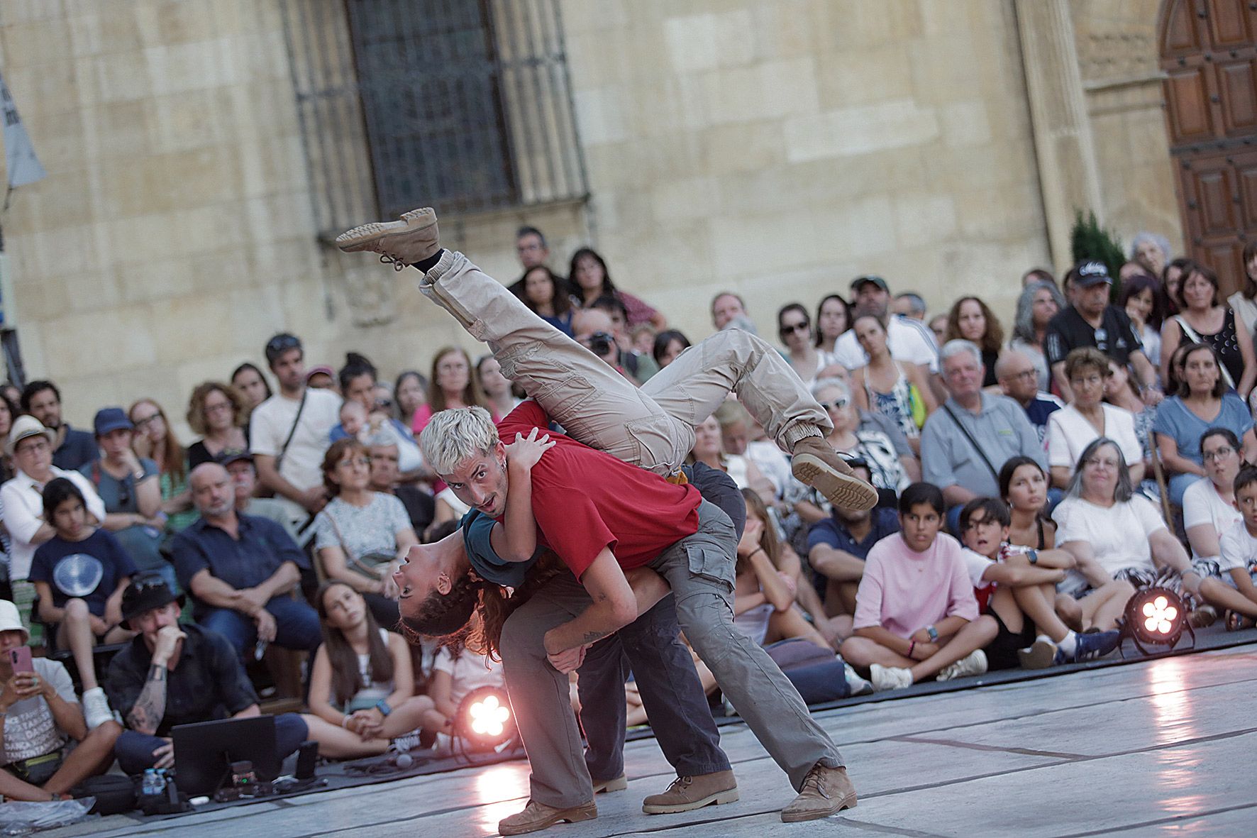 El espectáculo ‘Danza en el Camino’ del Ballet Contemporáneo de Burgos continuó este lunes con el festival de verano de la ciudad en San Marcelo. | FERNANDO OTERO