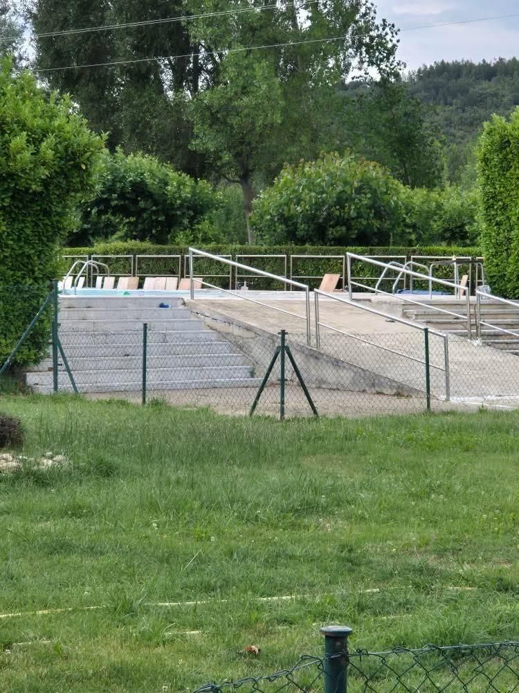 Estado que presentaban el domingo la piscina municipal de Santa Colomba de Curueño. | L.N.C.