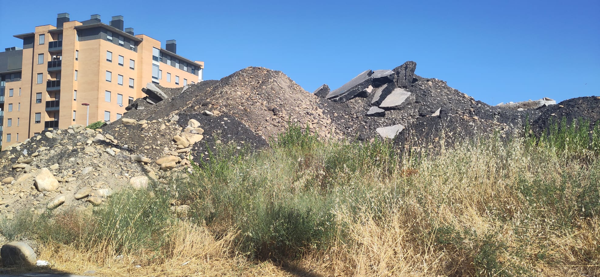 Montón de escombros en el barrio de La Rosaleda.