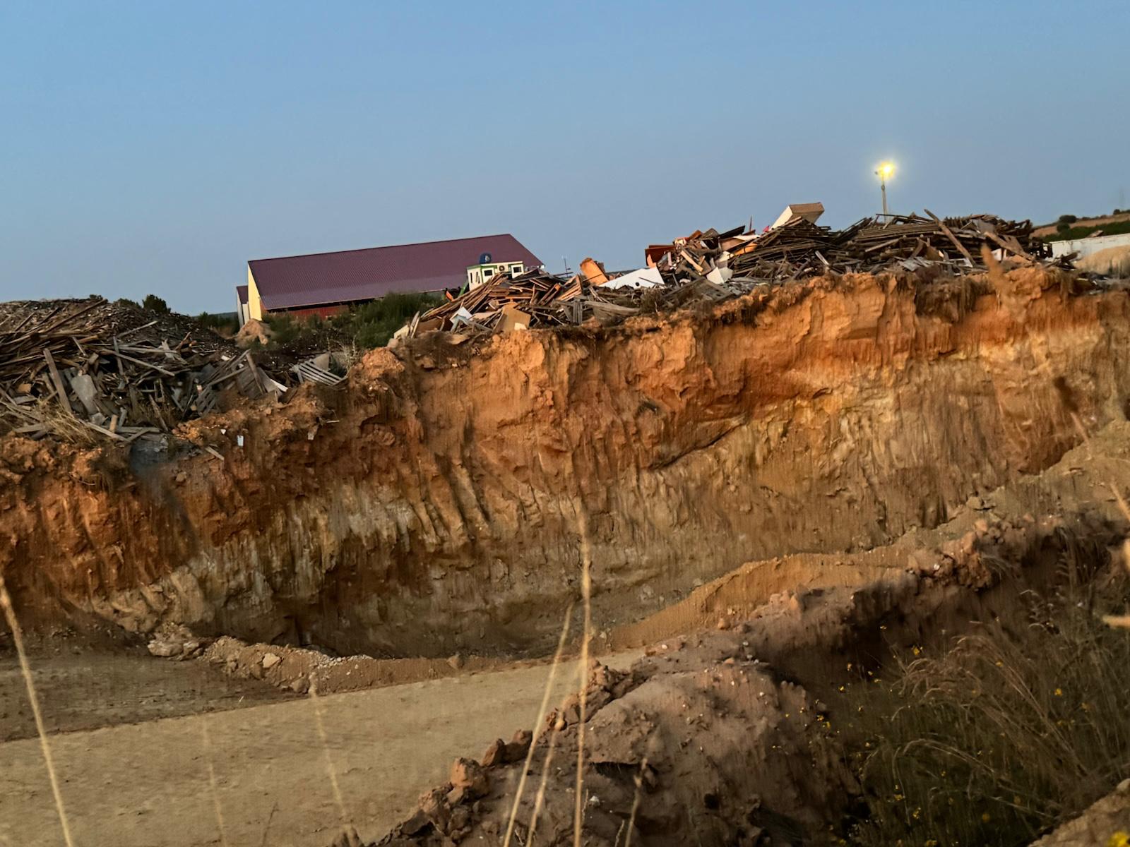 Denuncian que la planta de reciclaje se ha convertido en un gran vertedero de materiales de construcción. | L.N.C.