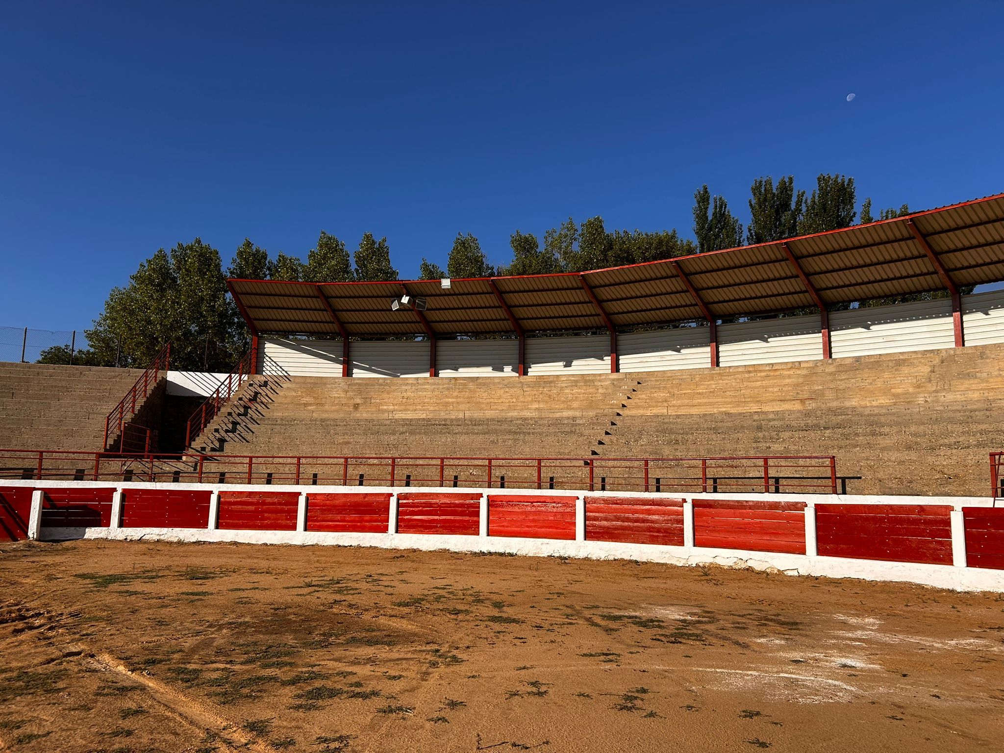 La plaza de toros de Astorga se ha renovado ante el deterioro que tenía. | L.N.C.