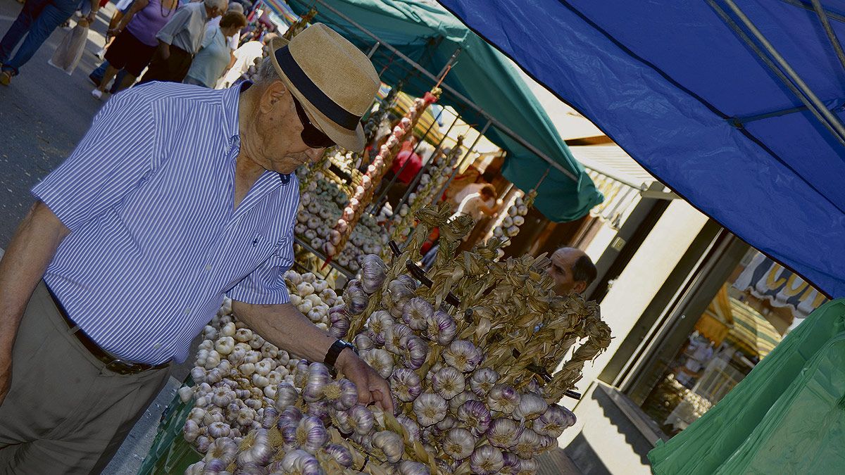 Aproximadamente medio centenar de puestos serán de ajos. |P. Ferrero