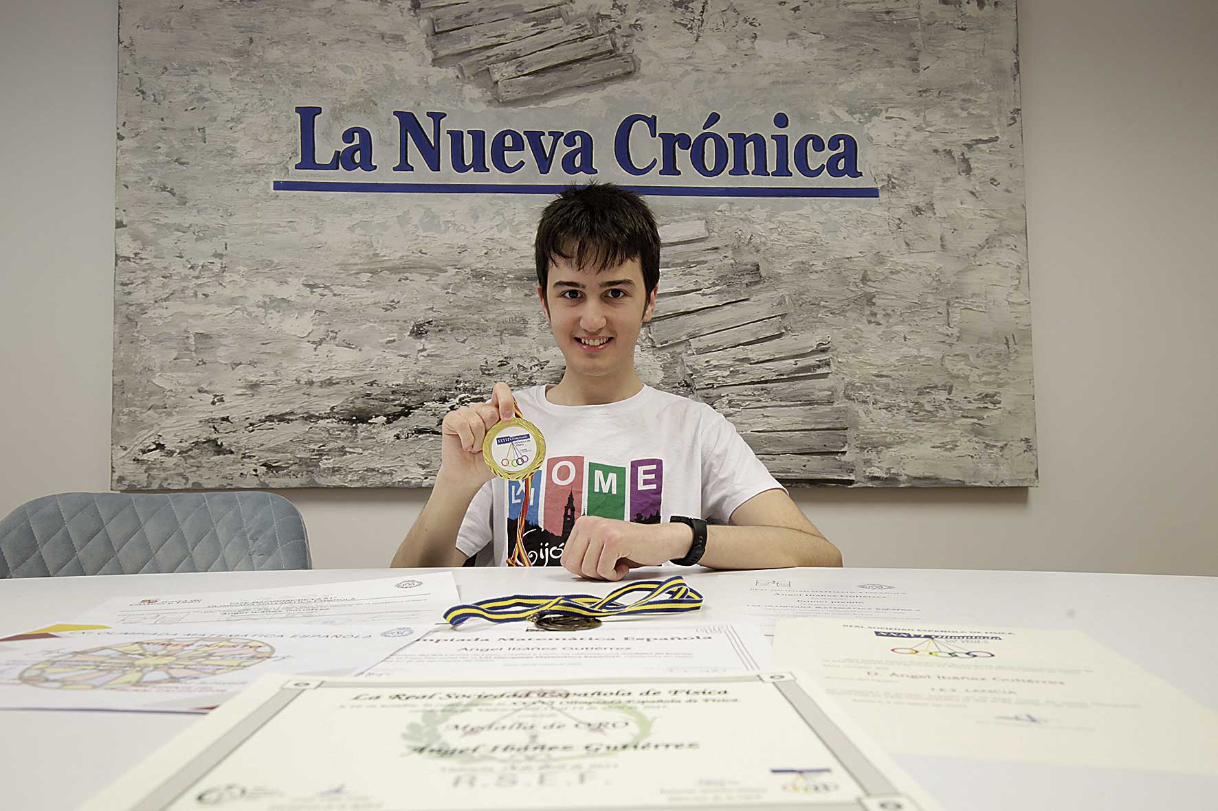 Ángel Ibáñez Gutiérrez posa con el oro en Física y el bronce en Matemáticas conseguidos en las competiciones nacionales. | FERNANDO OTERO